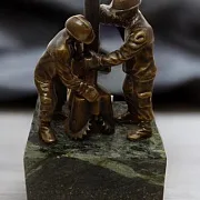 Статуэтка «Нефтяники» — фотография 1