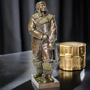 Подарочная бронзовая композиция «Полярный лётчик» — фотография 1