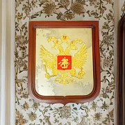 Плакетка «Герб России» из латуни и дерева — красивый подарок — фотография 1