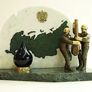 Бронзовый сувенир «Российская добыча нефти» на камне — фотография 2