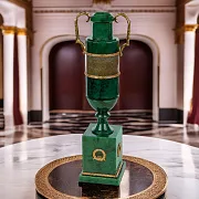 Ваза «Амфора» из малахита и яшмы — фотография 1