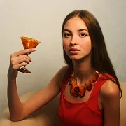 На память: Бокал для мартини из камня (янтарь) — фотография 4